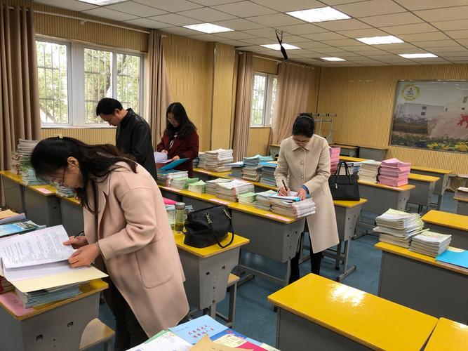 市教师发展中心调研指导白兔中心小学教育教学工作